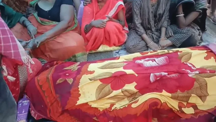 बक्सर में बिजली का जर्जर तार बना जानलेवा, सड़क पर गिरते ही राहगीर की करंट लगने से मौत; गुस्साए लोगों ने किया सड़क जाम