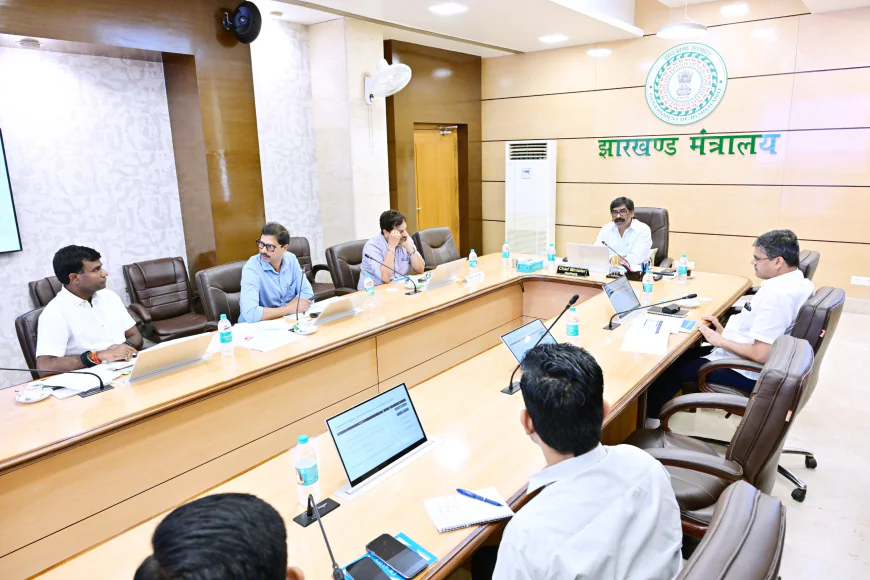 CM हेमंत सोरेन ने विकास योजनाओं की समीक्षा की, अधिकारियों को समय पर काम पूरा करने के दिए निर्देश