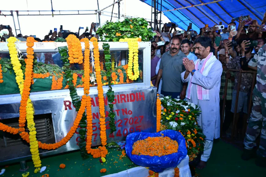 गिरिडीह पहुंचे CM हेमंत सोरेन, दिवंगत मंत्री सुदिव्य कुमार को दी भावभीनी श्रद्धांजलि
