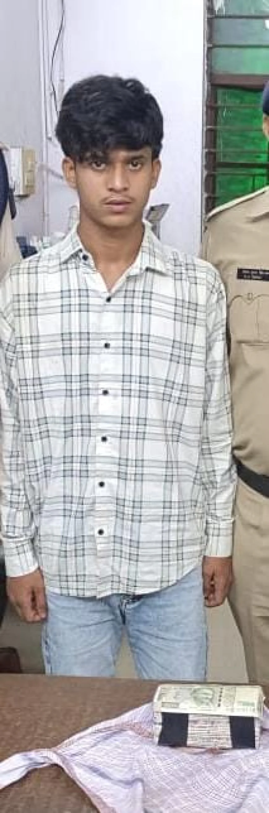 पाटलिपुत्र जंक्शन पर यात्रियों को ठगने की कोशिश नाकाम, नकली नोटों की गड्डी के साथ युवक गिरफ्तार