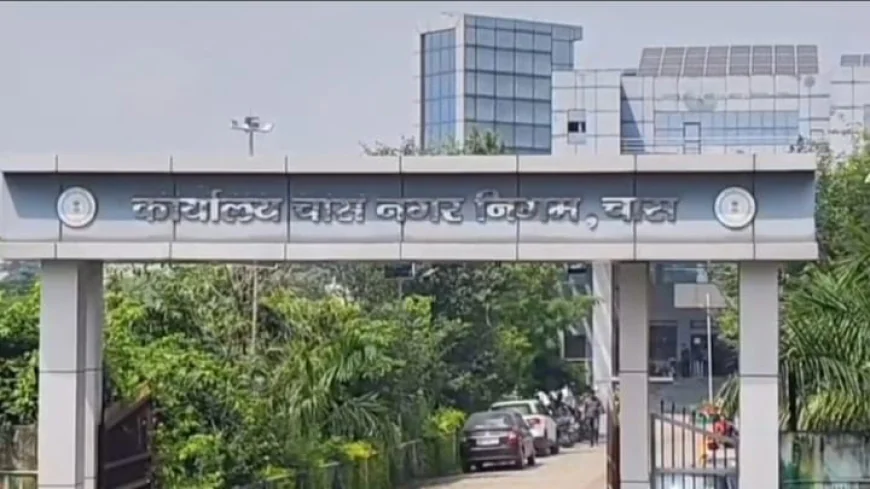 चास नगर निगम में शराब की बोतल का वायरल वीडियो, नगर आयुक्त ने कार्रवाई की बात कही; मेयर ने किया इनकार
