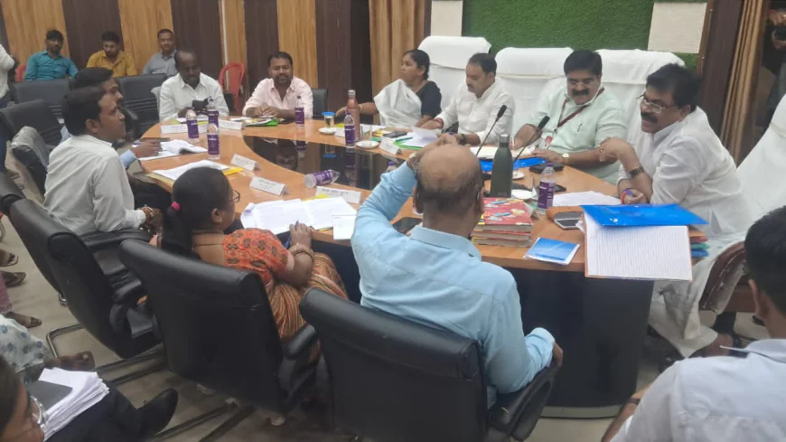 पितृपक्ष मेला की तैयारी को लेकर नगर निगम की बैठक, लापरवाही पर कार्रवाई के निर्देश, सफाई, रोशनी और पेयजल व्यवस्था पर विशेष जोर; 170 ठेला रिक्शा, 1500 डस्टबिन और 60 हाईटिपर खरीदने का निर्णय