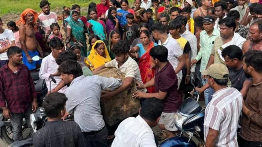 गढ़वा में जमीन की खुदाई में मिला लोहे का संदूक, 40 परिवारों ने ठोका दावा; अंदर क्या है बना रहस्य