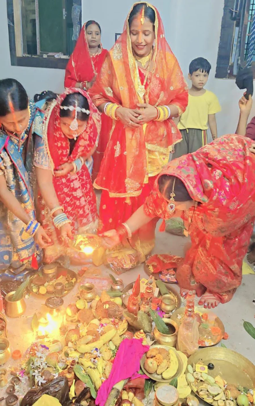 अखंड सुहाग के लिए महिलाओं ने रखा निर्जला तीज व्रत, घर-घर में शुरू हुआ अनुष्ठान, सोलह श्रृंगार कर सुहागिनों ने सुनी तीज की कथा, शिव-पार्वती और गणेश की मिट्टी की प्रतिमा बनाकर की पूजा