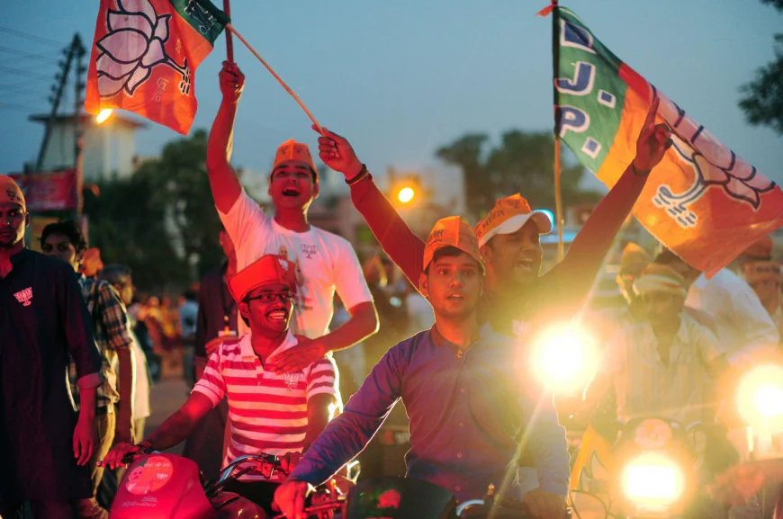 वाराणसी से वडनगर के लिए रवाना हुई सेवा संकल्प बाइक यात्रा