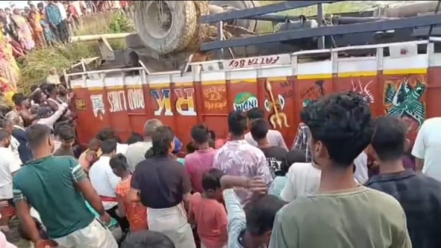 दरभंगा में शराब लदा ट्रक पलटा, बोतलें लूटने की मची होड़; सुबह पहुंची पुलिस