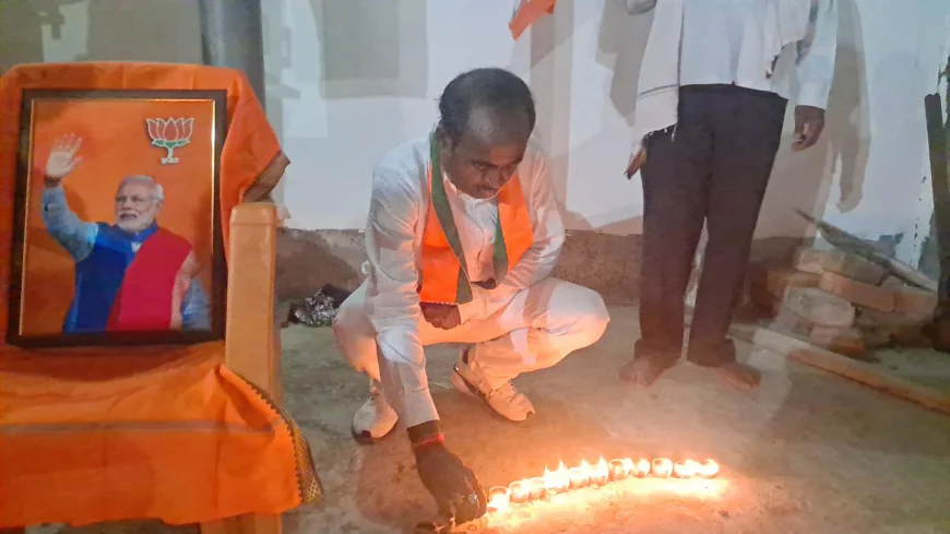 76 दीपों से जगमगाया मानपुर, घर-घर बांटे दीपक और मिठाई, भाजपा नेता मनोज कुमार ने प्रधानमंत्री नरेंद्र मोदी के जन्मदिन पर विभिन्न मोहल्लों में पहुंचकर मनाईं खुशियां
