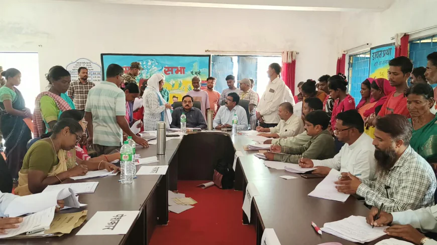गुमला में SIR प्रक्रिया का CEO के. रवि कुमार ने किया निरीक्षण, जनजातीय मतदाताओं को दस्तावेज सत्यापन में सहयोग का निर्देश