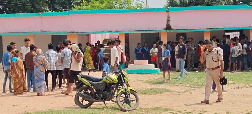 नवादा में शिक्षक पर छात्राओं से छेड़खानी का आरोप, स्कूल में हंगामा; पुलिस ने आरोपी शिक्षक को हिरासत में लिया