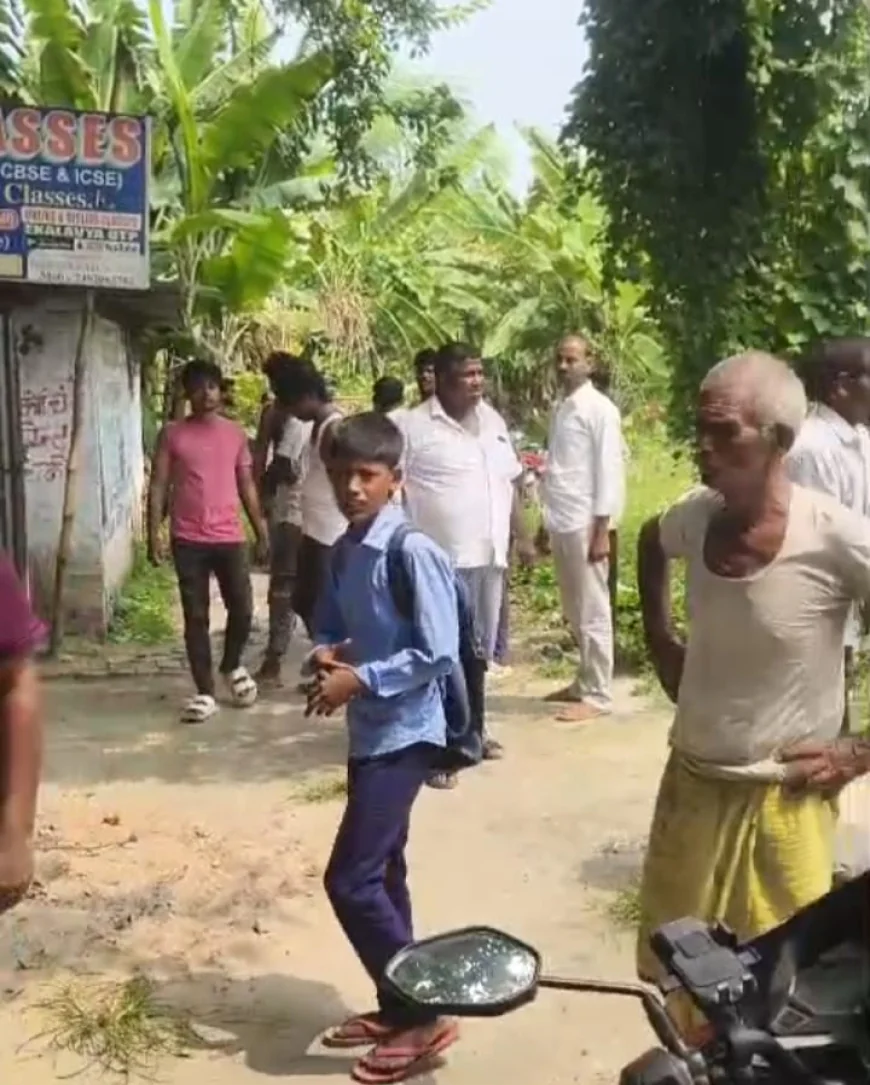 महुआ में जमीन विवाद में खूनी संघर्ष, महिला पर फरसा से हमला; बेटे का हाथ टूटने का आरोप, मंगलसूत्र लूटने की शिकायत