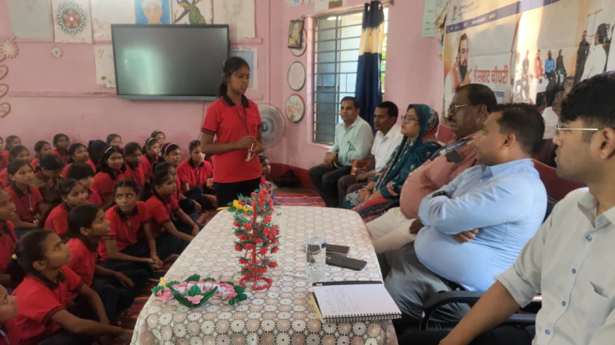 डीएम से छात्रा ने कहा- सर, नाश्ते में पोहा नहीं, रोटी चाहिए; केजीबी में छात्राओं ने बताईं समस्याएं