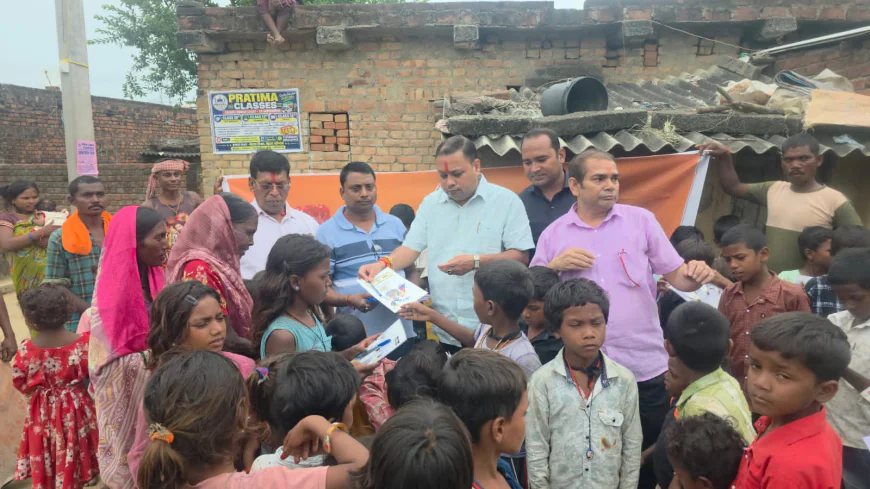 सेवा दिवस पर स्लम बस्ती में शैक्षणिक सहायता, बच्चों के बीच बांटी गई कॉपी-कलम और मिठाई