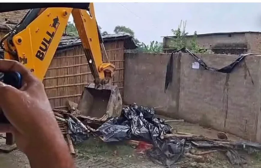 समस्तीपुर छेड़खानी मामले में प्रशासन का एक्शन तेज, आरोपियों के घर चला बुलडोजर; एक घर पर नोटिस, PDS दुकान का लाइसेंस रद्द