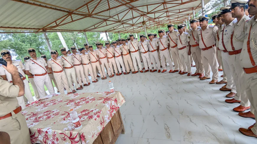 नवादा में 147 ASI बने दारोगा, सामूहिक प्रोन्नति समारोह में एसपी ने रैंक लगाकर दी बधाई