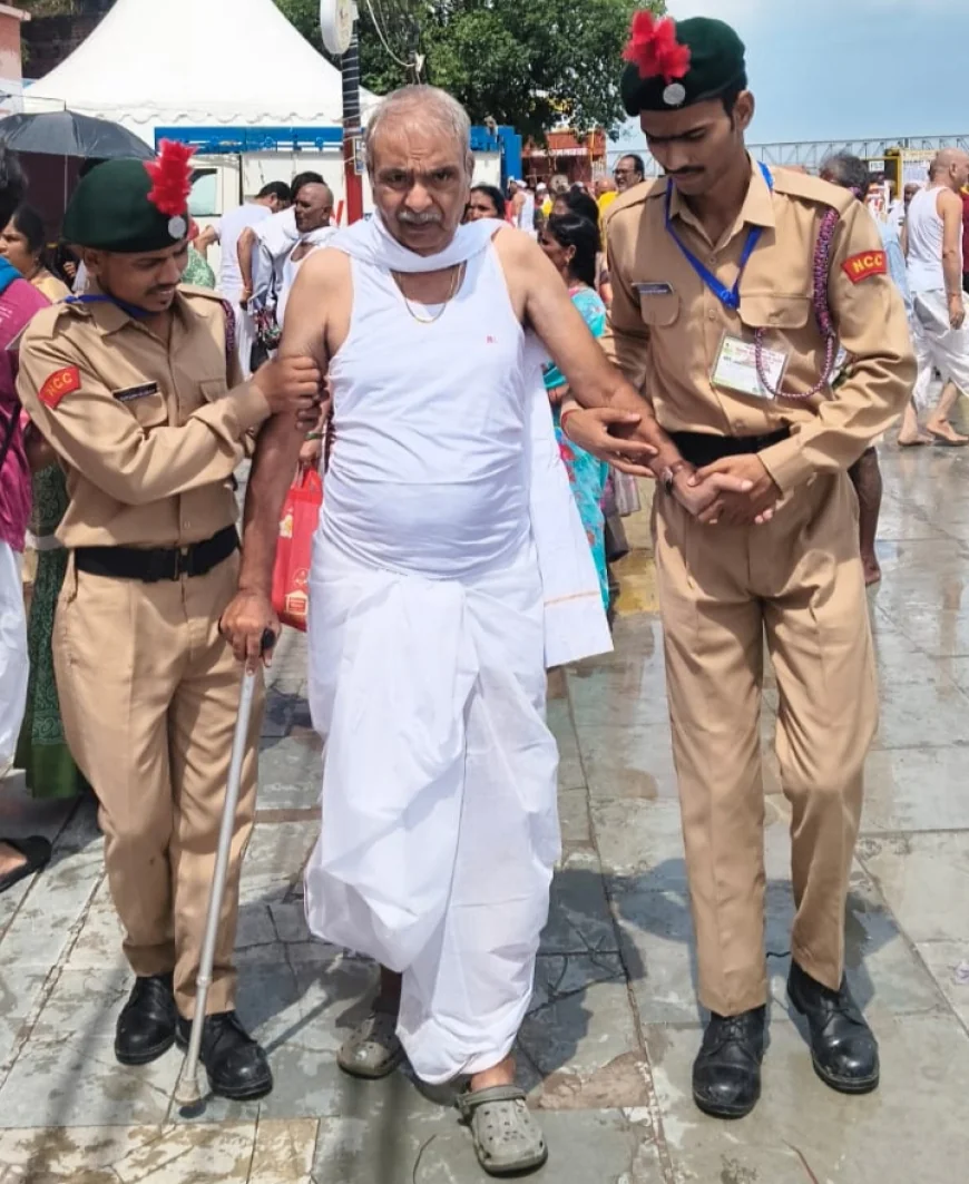 पितृपक्ष मेला में एनसीसी कैडेटों ने संभाली सेवा की कमान, विष्णुपद मंदिर पहुंचे पिंडदानियों की निस्वार्थ भाव से कर रहे सेवा, श्रद्धालुओं की सुविधा में जुटे कैडेट