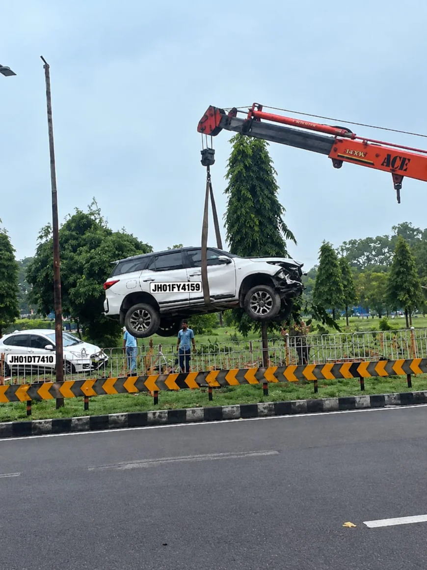 रांची के धुर्वा गोलचक्कर पर तेज रफ्तार फॉर्च्यूनर का कहर, ग्रिल-बाउंड्री तोड़कर घुसी गाड़ी; ओवरस्पीडिंग पर सवाल