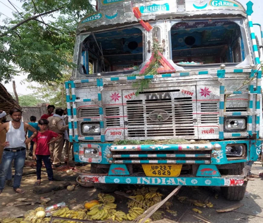 धनबाद में बेकाबू ट्रेलर का कहर, 3 दुकानों को रौंदा; कई बाइक क्षतिग्रस्त
