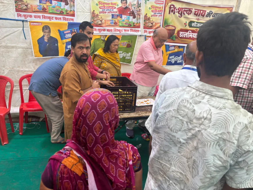 पितृपक्ष मेले में डालमिया परिवार ने संभाली सेवा की कमान, पिंडदानियों के बीच बांटे फल, चाय और बिस्किट