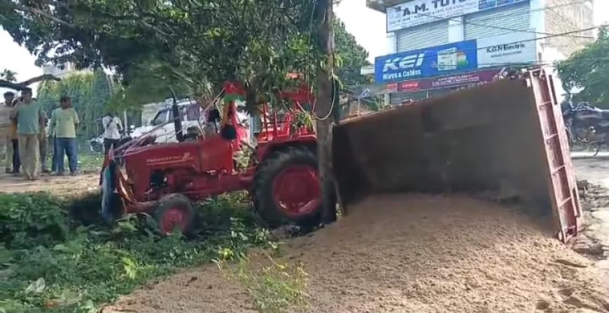 भागलपुर में खनन विभाग की छापेमारी से मचा हड़कंप, भागने के दौरान गड्ढे में गिरा बालू लदा ट्रैक्टर