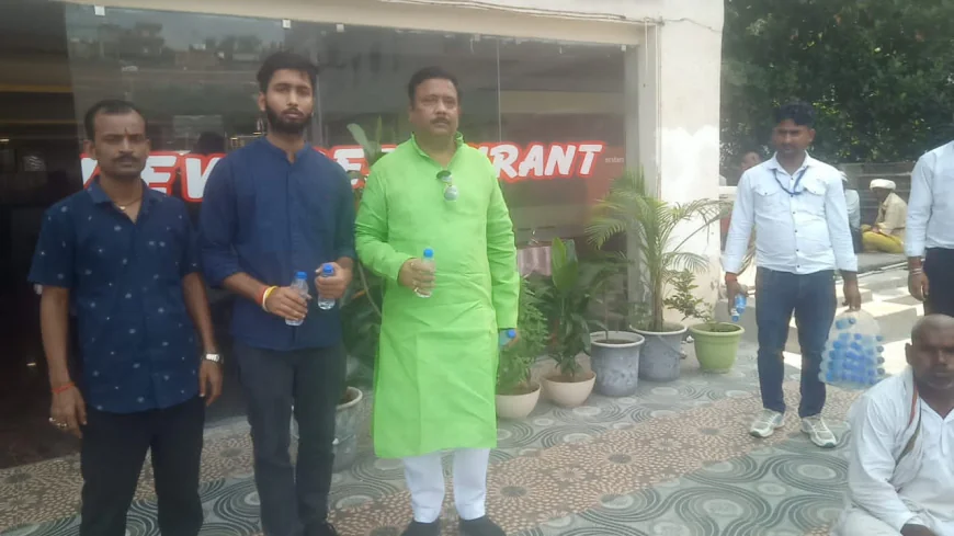 पितृपक्ष मेले में होटल विष्णु व्यू की सेवा पहल, पिंडदानियों को बांटा शीतल पेयजल