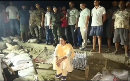 आधी रात रिसने लगा रिंग बांध, सुबह 4 बजे तक मौके पर डटी रहीं डीएम; बचा बड़ा हादसा