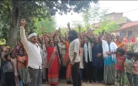 एकतरफा पुलिस कार्रवाई के आरोप पर ग्रामीणों का प्रदर्शन, दारोगा पर कार्रवाई की मांग