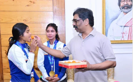 झारखंड की चैंपियन बेटियों से मिले सीएम हेमंत सोरेन, एशियन गेम्स में स्वर्ण पदक जीतने पर दी बधाई