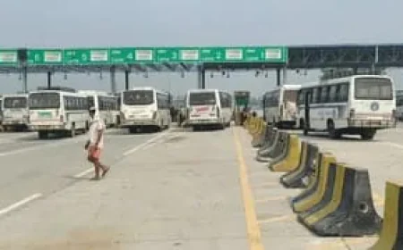 नालंदा में टोल प्लाजा पर स्थानीय बसों से अधिक टोल वसूली का आरोप, बस मालिकों ने किया चक्का जाम; यात्रियों की बढ़ी परेशानी