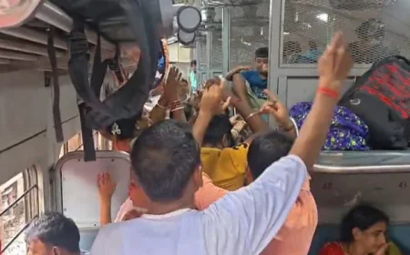बाढ़ रेलवे स्टेशन पर भजन-कीर्तन का अद्भुत नजारा, ट्रेन में श्रद्धालुओं के साथ झूमते दिखे यात्री
