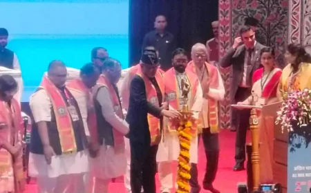 उपराष्ट्रपति सीपी राधाकृष्णन पहुंचे देवघर, राज्यपाल संतोष गंगवार ने किया स्वागत