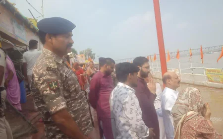बिहार सेक्टर के पुलिस महानिरीक्षक राज कुमार ने धर्मपत्नी के साथ किया पितरों का तर्पण