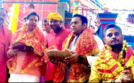 मां छिन्नमस्तिका के दरबार में पहुंचे बॉलीवुड निर्देशक मधुर भंडारकर, बोले- यहां की अलौकिक ऊर्जा अद्भुत है