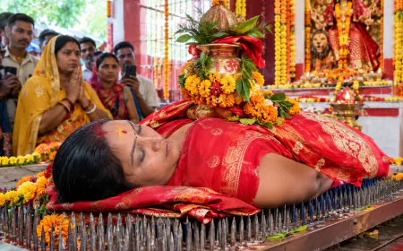 समस्तीपुर: सैकड़ों कीलों पर लेटकर सीने पर कलश रख मां दुर्गा की आराधना कर रहीं मधु माला