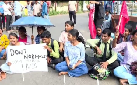 दुमका में नाबालिग की मौत पर उबाल, न्याय की मांग को लेकर छात्रों ने किया सड़क जाम; आरोपियों की गिरफ्तारी की मांग