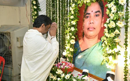 मां रूपी सोरेन के श्राद्धकर्म में पारंपरिक रस्में निभा रहे मुख्यमंत्री हेमंत सोरेन, नेमरा स्थित पैतृक आवास पर किया स्मरण
