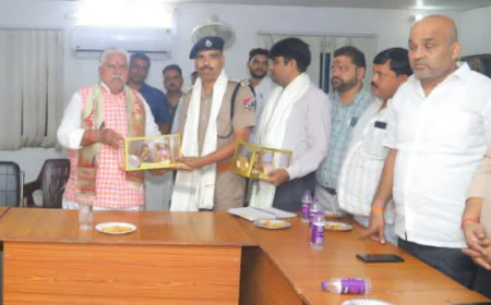 पितृपक्ष मेला में उत्कृष्ट कार्य के लिए आरपीएफ प्रभारी बनारसी यादव सम्मानित, विधानसभा अध्यक्ष प्रेम कुमार ने अंगवस्त्र एवं स्मृति चिह्न देकर किया सम्मानित