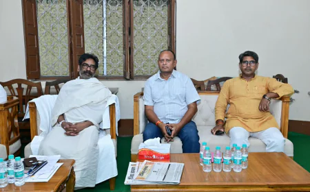 नेमरा में दिवंगत रूपी सोरेन को श्रद्धांजलि देने पहुंचे केंद्रीय मंत्री, मंत्री-विधायक और विभिन्न दलों के नेता, हेमंत सोरेन से मिलकर जताया शोक