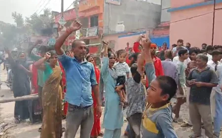 करंट से झुलसी छात्रा का हाथ काटने की आशंका, कार्रवाई की मांग पर स्कूल के बाहर 3 घंटे प्रदर्शन