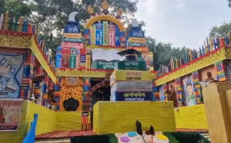 मोबाइल के दौर में किताबों का संदेश दे रहा जमशेदपुर का दुर्गा पूजा पंडाल, कॉपी-पेंसिल से की गई अनोखी सजावट