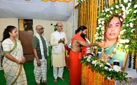हेमंत सोरेन की मां रूपी सोरेन को श्रद्धांजलि देने पहुंचे बाबा रामदेव