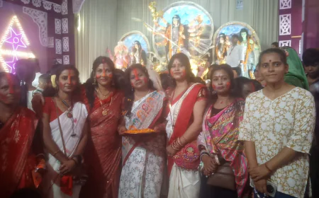 घुघरीताड़ में सिंदूर खेला से सराबोर हुआ बजरंग क्लब, एक दिन बाद होगी मां दुर्गा की विदाई