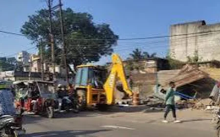 रांची में अतिक्रमण पर नगर निगम का बड़ा एक्शन, कर्बला चौक-बहुबाजार मार्ग से हटाई गईं 14 अवैध संरचनाएं