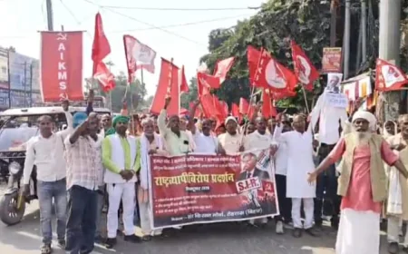 सासाराम में संयुक्त किसान मोर्चा का प्रदर्शन, मुख्य चुनाव आयुक्त ज्ञानेश कुमार का पुतला दहन
