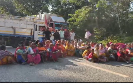घाघरा में सड़क हादसे में चाचा-भतीजे की मौत, मुआवजे की मांग पर NH-143A जाम