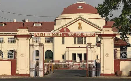पटना हाईकोर्ट का बड़ा फैसला: फर्जी शौचालय फोटो और चुनावी बयानबाजी के मामले में ग्रामीण आवास सहायक की बर्खास्तगी बरकरार