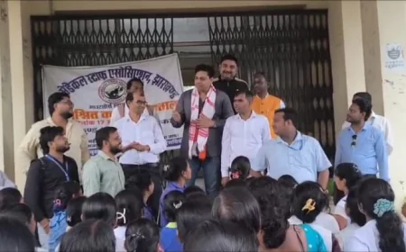 दुमका में 12 महीने से वेतन नहीं मिलने पर आउटसोर्सिंग स्वास्थ्यकर्मियों का हल्ला बोल, झाड़ू-कुदाल लेकर श्रम अधीक्षक कार्यालय पहुंचे