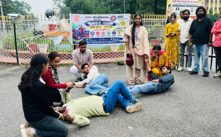 मगध विश्वविद्यालय के मुख्य द्वार पर सड़क सुरक्षा को लेकर नुक्कड़ नाटक, छात्रों ने उठाई फुट ओवरब्रिज की मांग