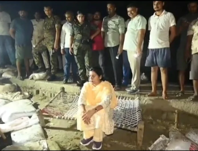 आधी रात रिसने लगा रिंग बांध, सुबह 4 बजे तक मौके पर डटी रहीं डीएम; बचा बड़ा हादसा