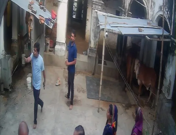 वैशाली में राम-जानकी मठ पर हमला, महंथ-पुजारी से मारपीट; CCTV में कैद हुई पूरी वारदात