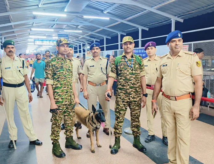 पितृपक्ष मेले में आरपीएफ ने डॉग स्क्वायड के साथ चलाया सघन बम जांच अभियान, गया रेलवे स्टेशन के प्लेटफॉर्म, प्रतीक्षालय और प्रवेश-निकास द्वार समेत संवेदनशील स्थलों की हुई जांच